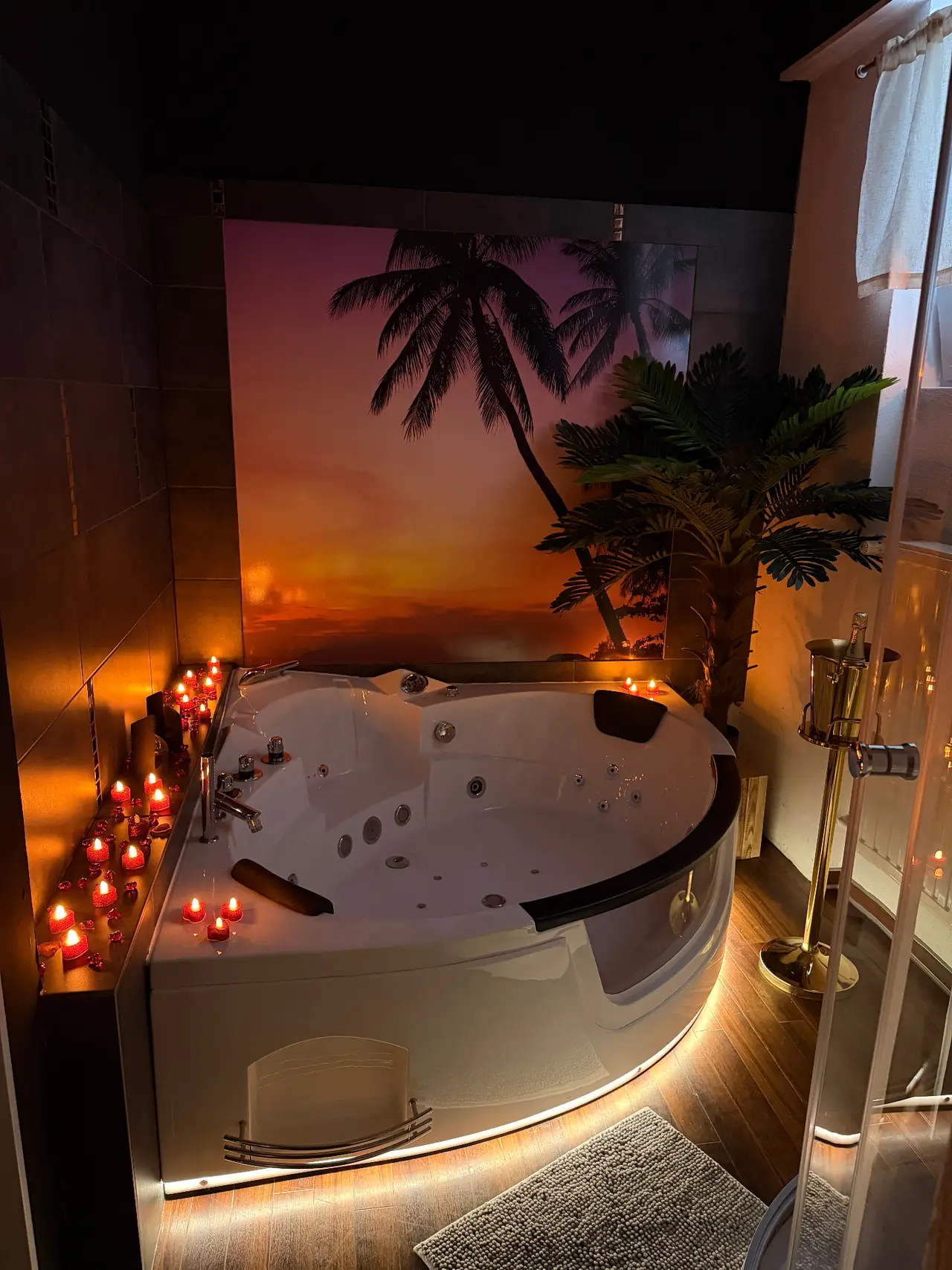 Privater Whirlpool der Romantik-Suite bei Kerzenlicht