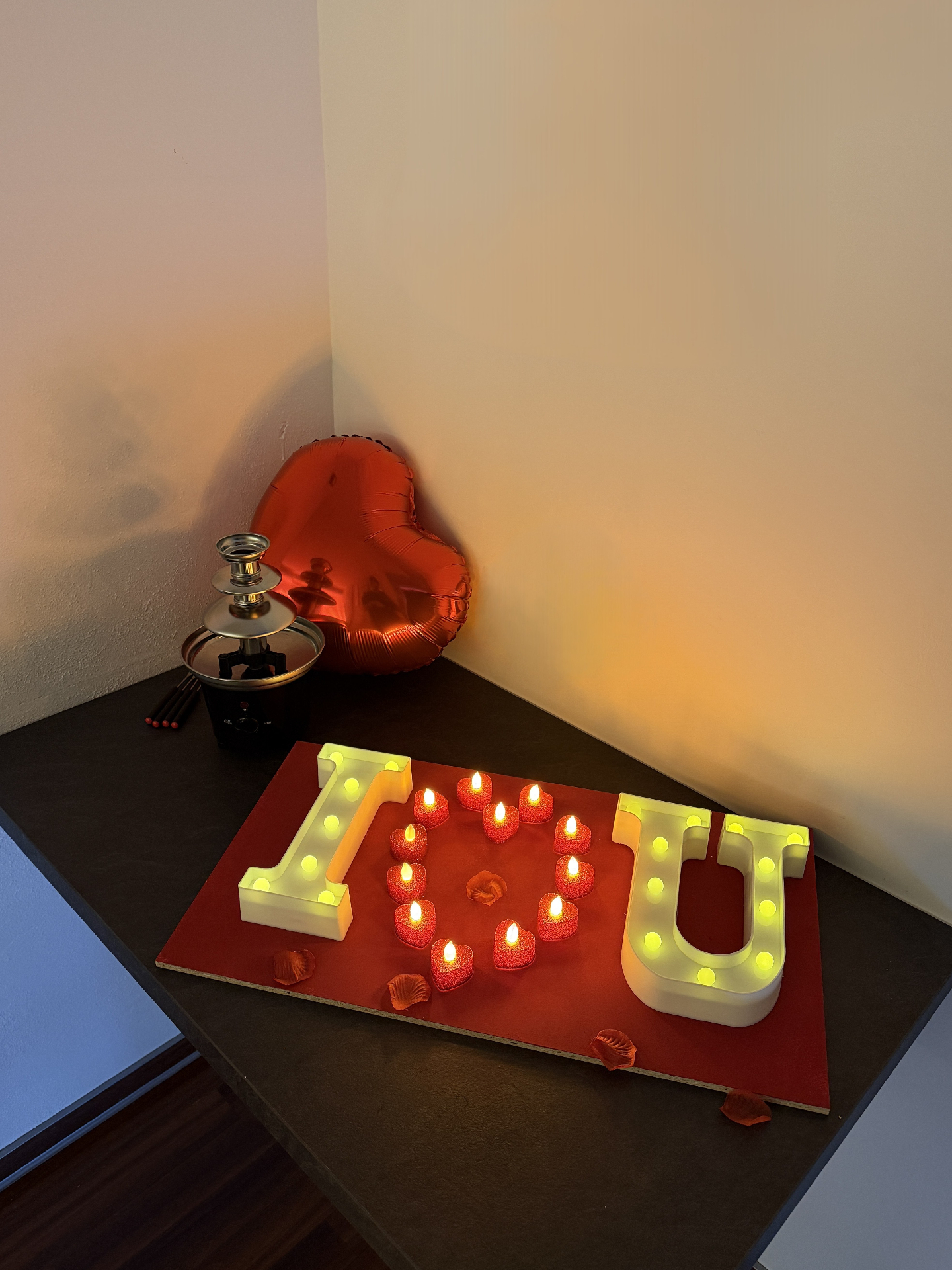 I-Love-You LED-Buchstaben mit Herzkerzen, Schokobrunnen und Herzluftballon