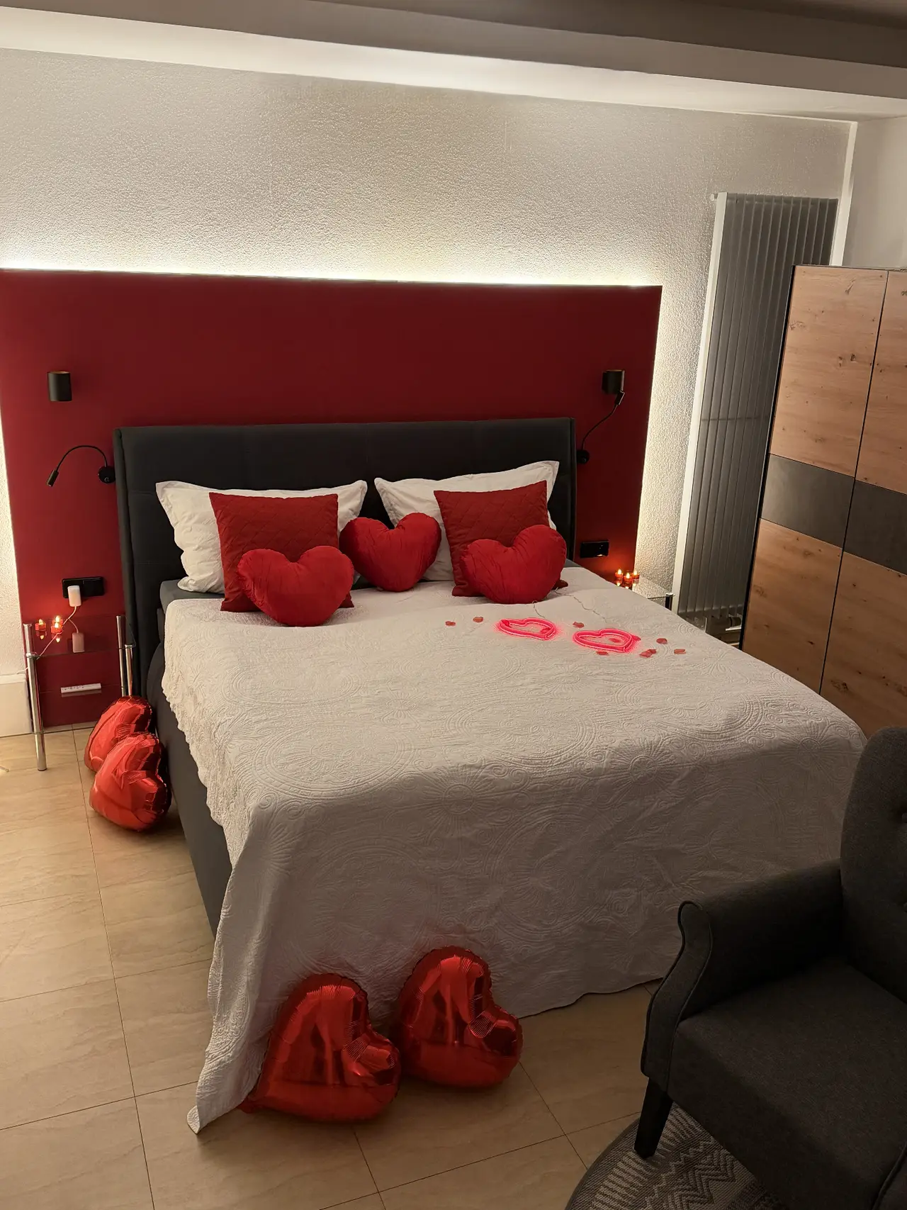 Gemütlicher romantischer Schlafbereich mit Doppelbett