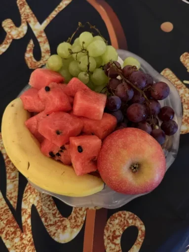 Frische Fruchtschale mit Wassermelone, Trauben, Banane und Apfel