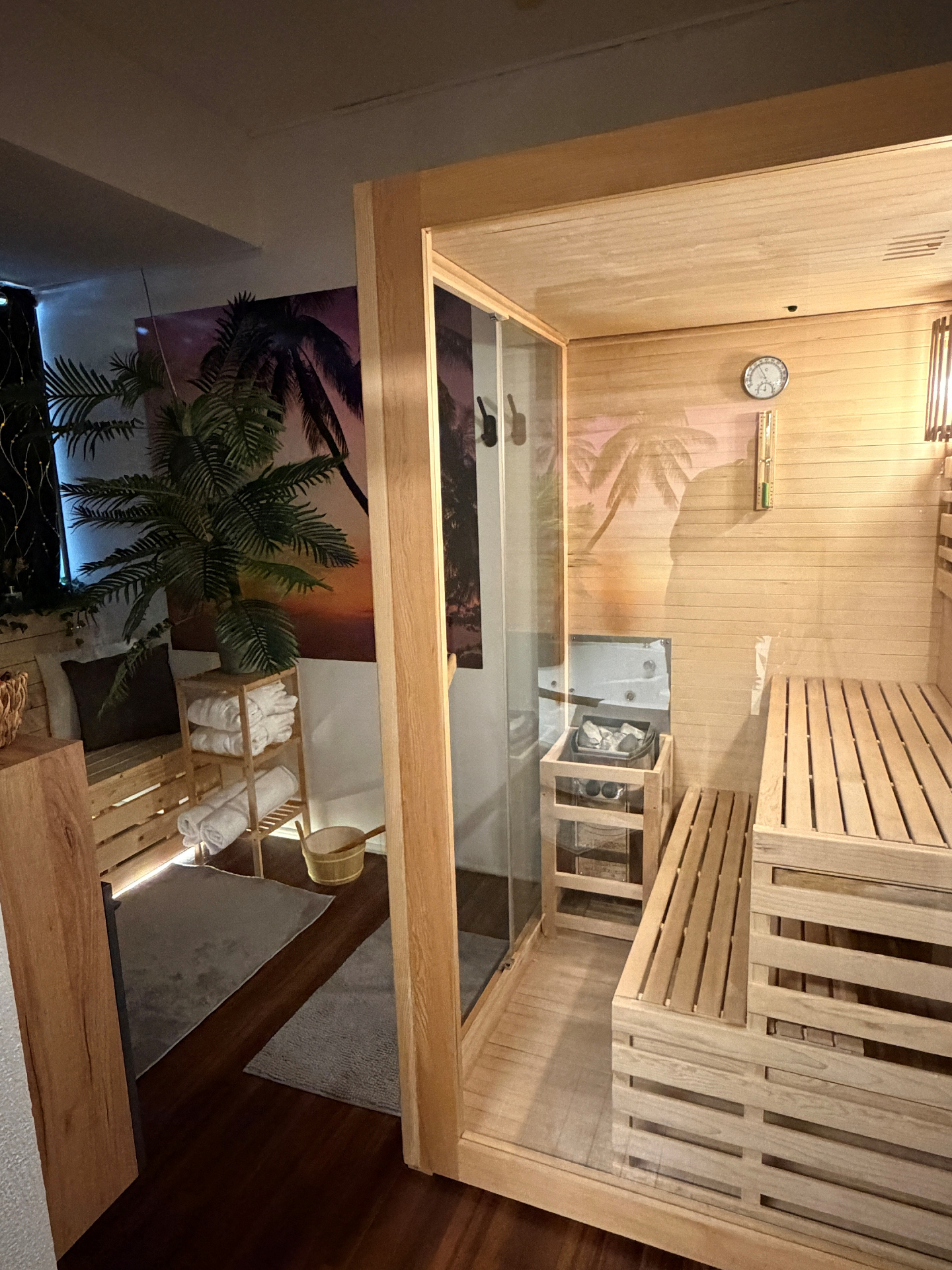 Private Sauna aus hellem Holz mit Ruhebereich und stilvoller Beleuchtung