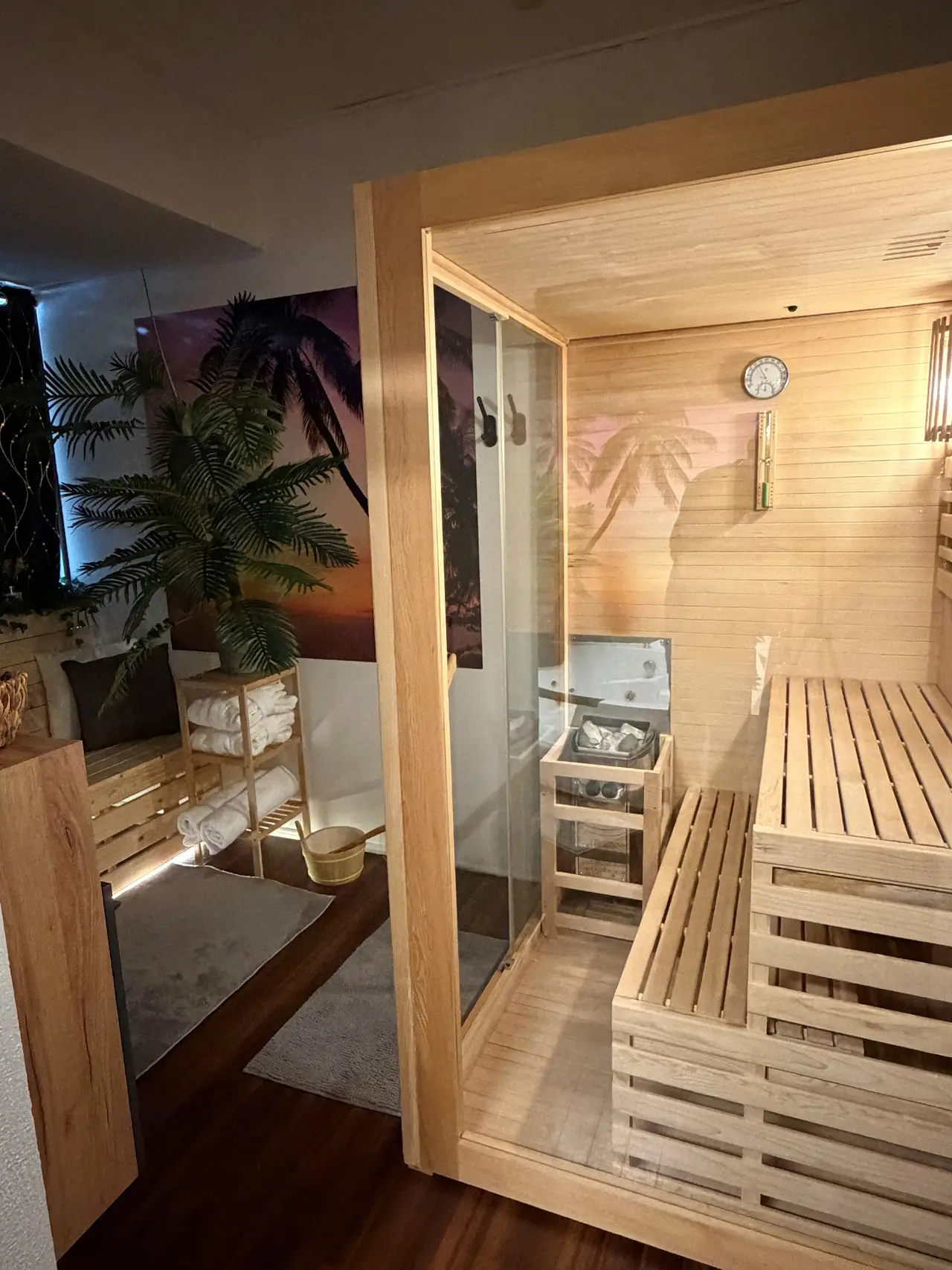 Private Sauna aus Holz in der Romantik-Suite Heilbronn