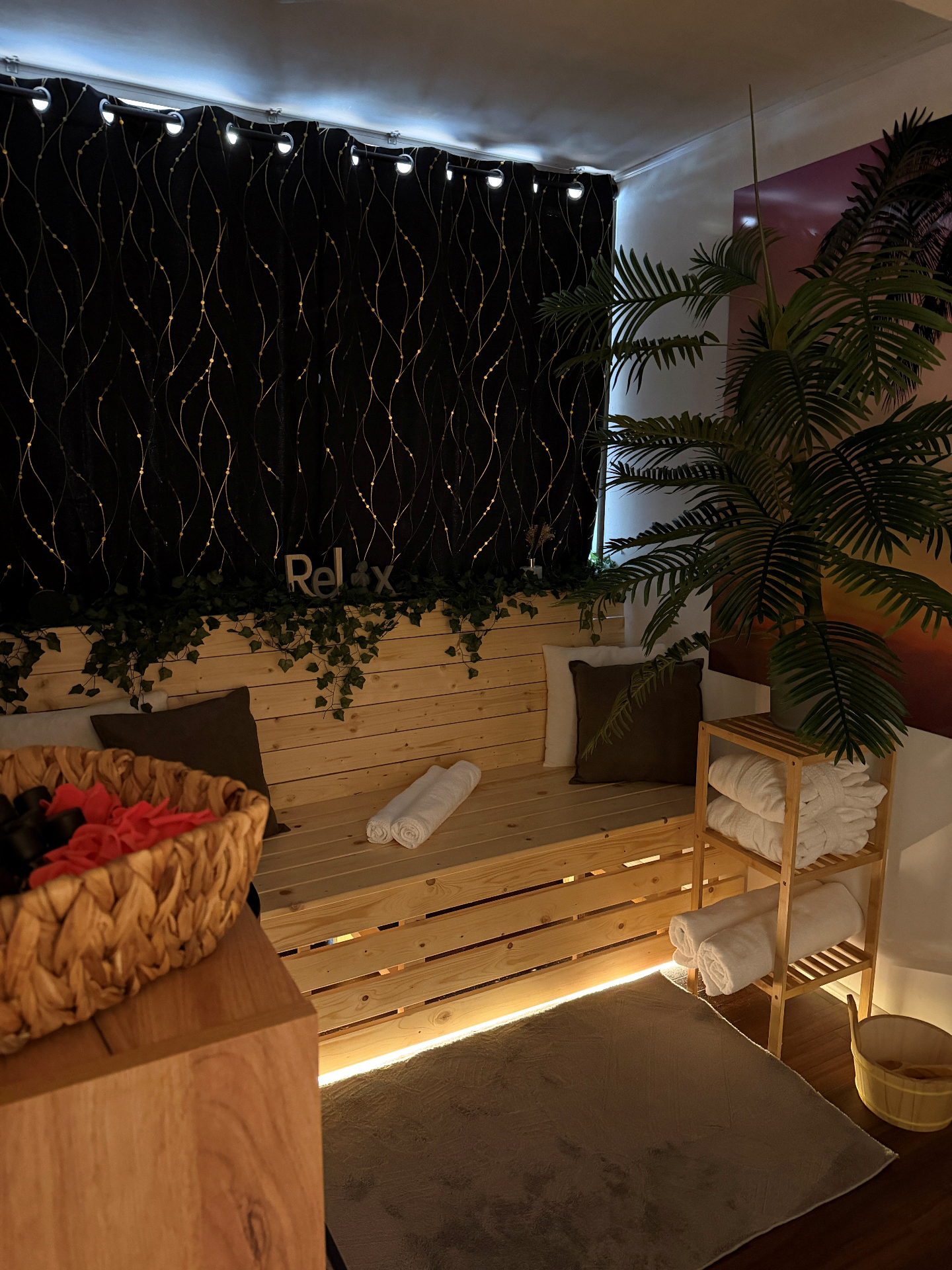 Gemütlicher Relax-Bereich mit Lichterkette, Kissen und Wellness-Atmosphäre
