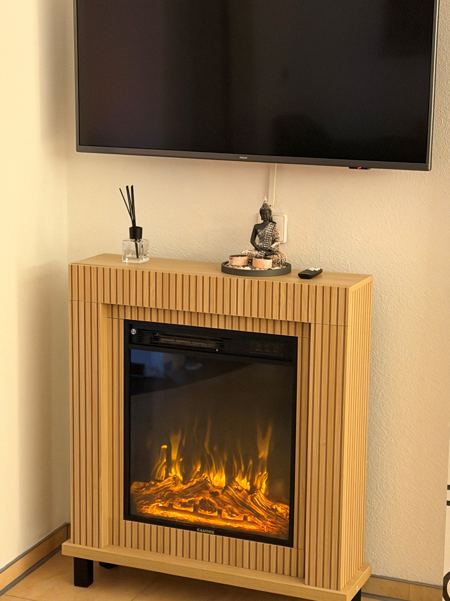 Gemütlicher Kamin mit TV-Bereich in der Romantik-Suite